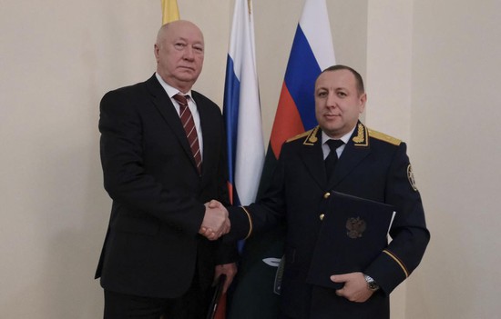 Уполномоченный по правам человека  в СК Николай Лисинский и руководитель  краевого управления СКР Игорь Иванов  подписали Соглашение о сотрудничестве.