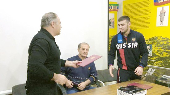 Арсен Кичеханов и Абдула Омаров вручают Амиру Яхияеву  благодарственное письмо от представительства  Республики Дагестан в Ставропольском крае.