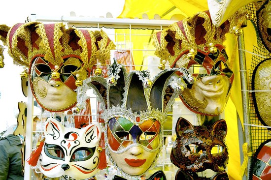 Карнавальные маски — хит ярмарки.