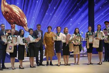 Две «дебютантки» конкурса «Учитель года» - Татьяна Сергеевна Криулина и Эвелина Александровна Тараненко – получили по хрустальному пеликану. 