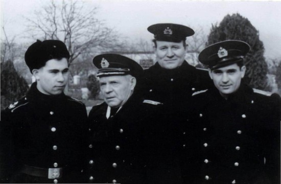 На первом плане: Владимир Иванович, Иван Алексеевич  и Анатолий Иванович Бурмистровы. 1957 год.
