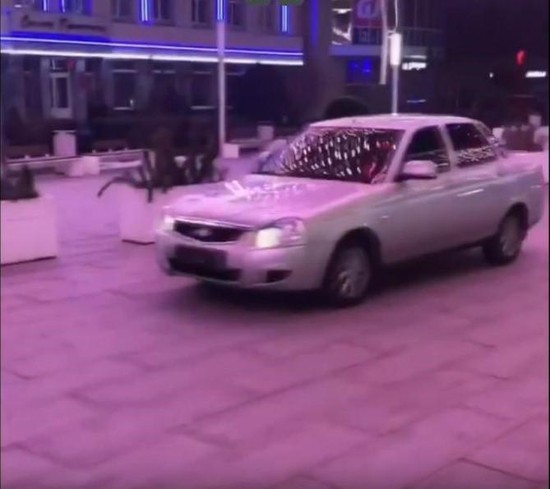 Автомобиль на Александровской площади.