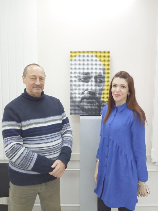 Юрий Бударин и Юлия Потапова, создавшая его портрет из... шурупов под названием «Наша крыша».
