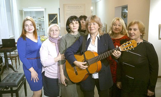 Наталья Петрова (в центре)  с участниками второго ставропольского Цветаевского костра.