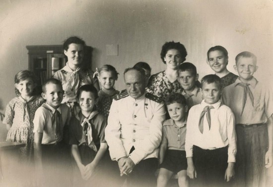 Иван Алексеевич Бурмистров на встрече с пионерами и воспитателями детского лагеря СШ №6 города Ставрополя. 1957 год.