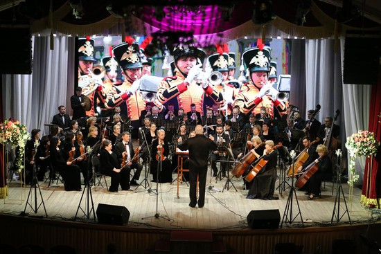 Первое отделение концерта открыл симфонический оркестр Ставропольской филармонии.