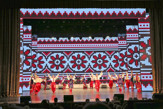  На сцене ДК и С — друзья из Донецка (прославленный ансамбль «Донбасс»).