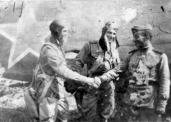В центре на снимке военного времени – Кубати Карданов (впоследствии – генерал-майор авиации).