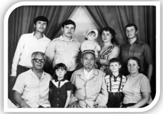 Большая многонациональная семья Хамит-бобо.