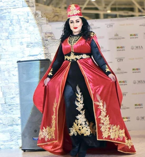 Национальный костюм – собирательный образ  из национальных нарядов всех северокавказских республик.
