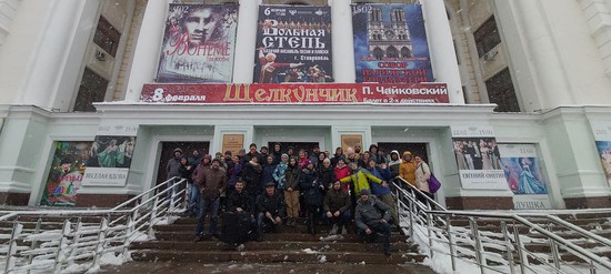 Возле театра оперы и балета в Донецке.