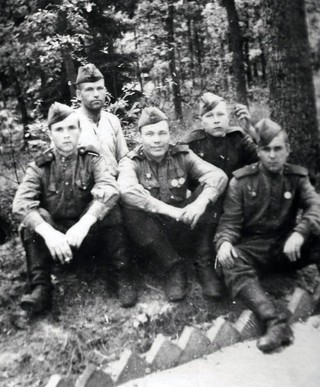 Братислава. 1945 год. Связист  Петр Алевцев (в центре) с друзьями.