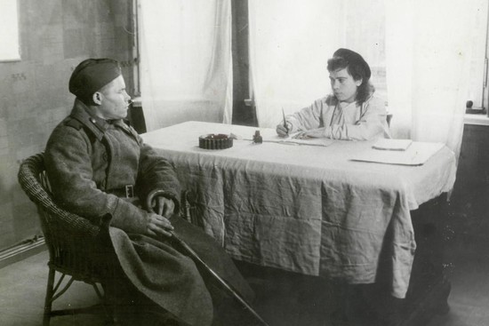 Анна Зязикова (позже - Рязанова) ведет прием в госпитале.