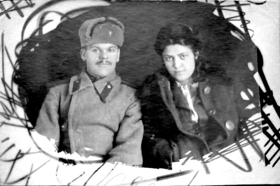 Татьяна Ермоленко с другом Костей Костюченко (г. Черемхово, 1944 год).