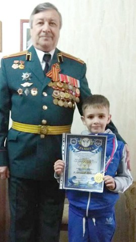 Александр Данатович  Клепиков с внуком.