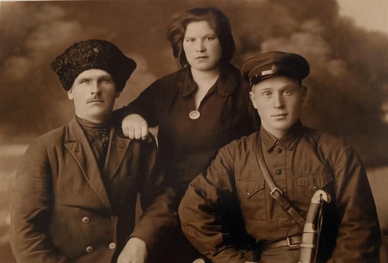На довоенном снимке Иван Ферапонтович Ванюшин (справа) с супругой Анной Никитичной и родственником.