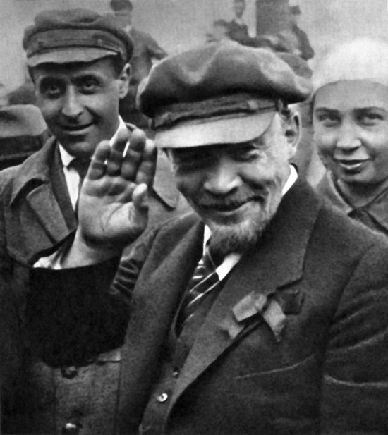 Образ Ленина с этой фотографии стал  каноническим. Снимок неизвестного автора  был сделан на закладке памятника  «Освобожденный труд» в Москве 1 мая 1920 года.