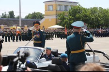  Парад принимает генерал-лейтенант Сергей Кузовлев.