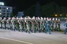 На репетиции военные маршируют в масках.