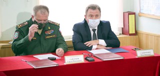 Председатель городской призывной комиссии  глава города Иван Ульянченко  и военный комиссар Ставрополя Сергей Гайдуков.