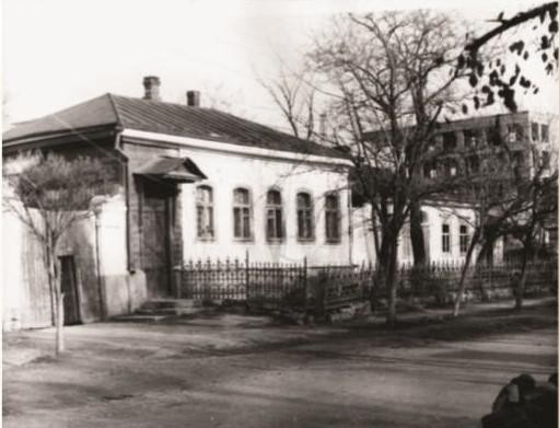 Здание ОВД Петровского района, г. Светлоград, ул. Пушкина  (бывший купеческий дом). 1965 год.