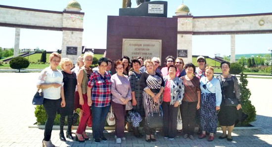 Матери и вдовы на Аллее героев в Грозном.