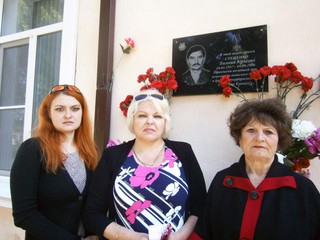 Родные Евгения Стеценко у его школы.