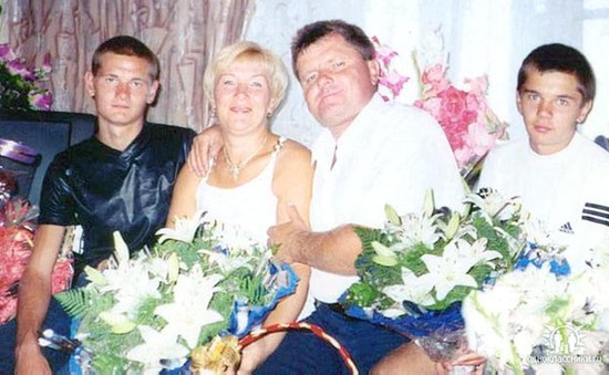 Семья Кончаковых отмечает 18-летие свадьбы родителей.