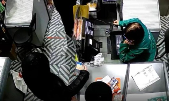 Девушка, воспользовавшаяся чужой картой, попала на видео в магазинах. 
