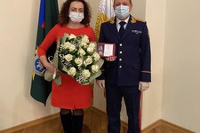 Медицинская сестра Виктория Захаркина получила награду из рук руководителя СУ СКР по Ставропольскому краю Игоря Иванова.