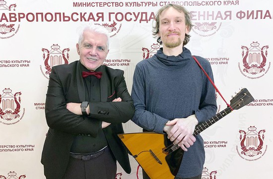Дмитрий Сундырев и руководитель инструментальной группы  ансамбля «Слобода» Владимир Карпенко.