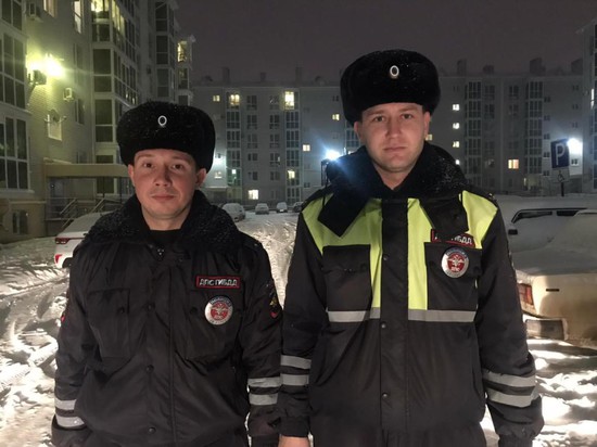 Олег Медяник и Сергей Старченко помогли автолюбителю в Грачевском районе.