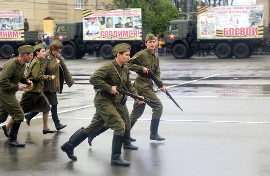 Молодые актеры  в сценах сражений  Великой Отечественной войны.