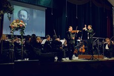 На сцене – симфонический оркестр Ставропольской филармонии, солирует - лауреат международных конкурсов Карэн Шахгалдян.