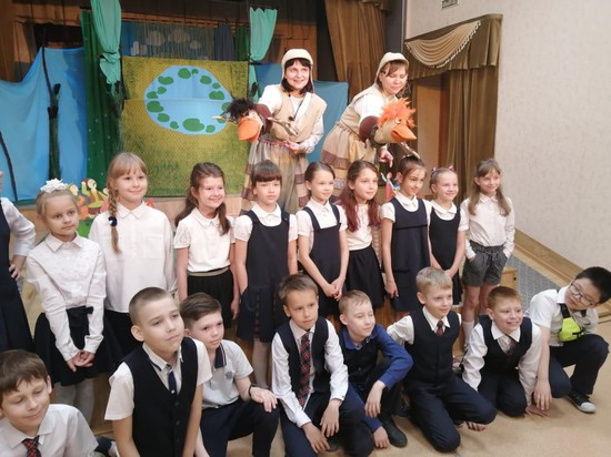 Фото: сайт Ставропольского краевого театра кукол. Фотография на память после спектакля.