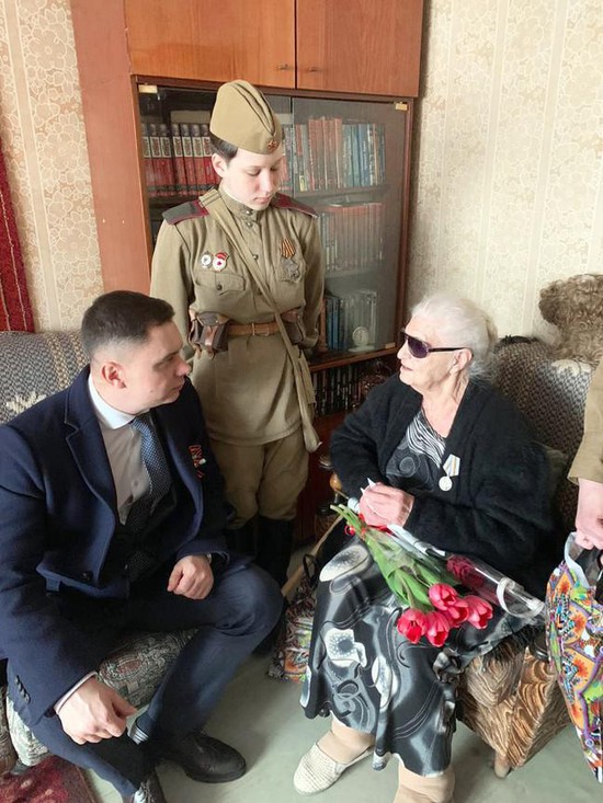 Депутат Ставропольской городской Думы Алексей Стаценко поздравляет  ветерана.