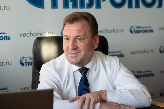 Иван Ульянченко в прямом эфире. Фото администрации Ставрополя.