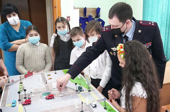 Главный инспектор безопасности дорожного движения СК  Алексей Сафонов рассказывает детям о безопасности на дороге.