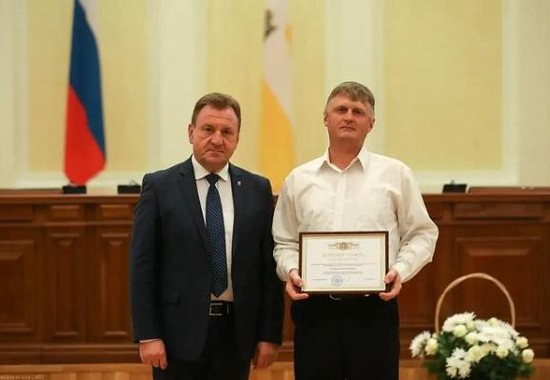 Иван Ульянченко вручил награды работникам отрасли строительства. Фото администрации Ставрополя.
