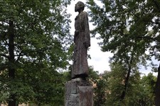 Памятник Коста Хетагурову в саду Санкт-Петербургской академии художеств имени И.Е. Репина (скульптор Владимир Соскиев).