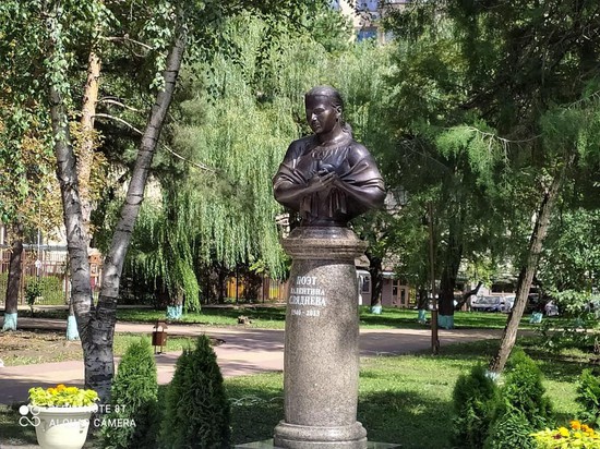 Бронзовый бюст Валентины Слядневой установлен в литературном сквере Ставрополя.