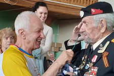 Василий Скакун принимает поздравления ветерана Великой Отечественной войны Григория Башкатова.
