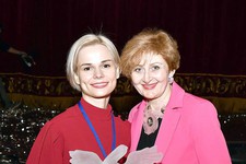 Победитель конкурса «Учитель года - 2021» Анастасия Шрамко (слева) и помощник губернатора края Елена Букша.