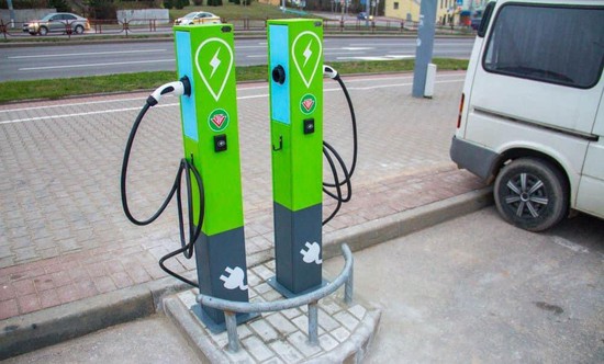 Зарядные станции для электромобилей. Фото: инстаграм Евгения Моисеева