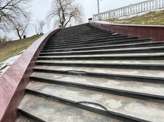 Поврежденные ступени к мемориалу. Фото со страницы в Инстаграм Дмитрия Ворошилова