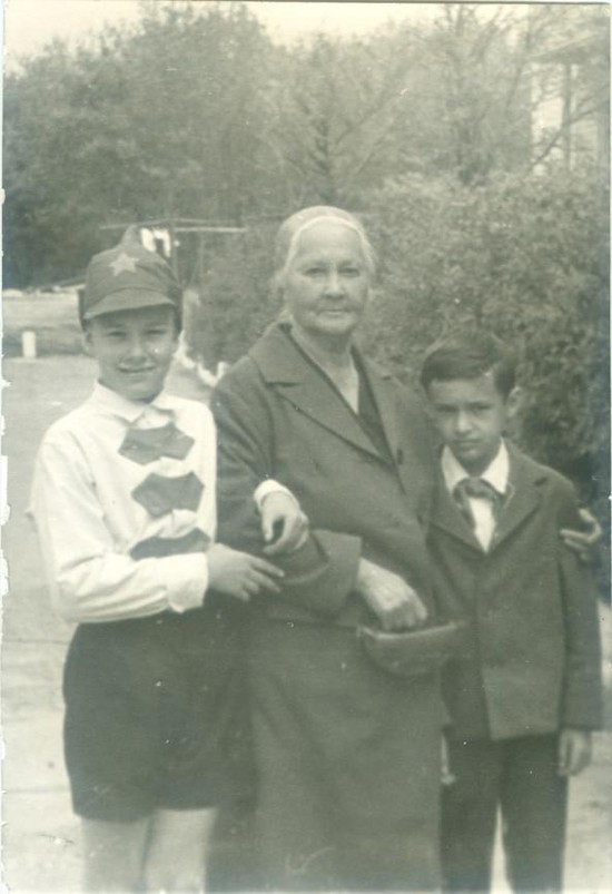 Миша и Митя Черноваловы с бабушкой Натальей Петровной.