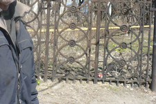 Ворота из металла могут украсть. Фото Ольги Богатеевой