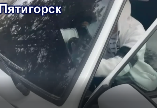 Водитель сам снимает тонировку. Скриншот Ольги Богатеевой из видео УГИБДД ГУ МВД по Ставрополью