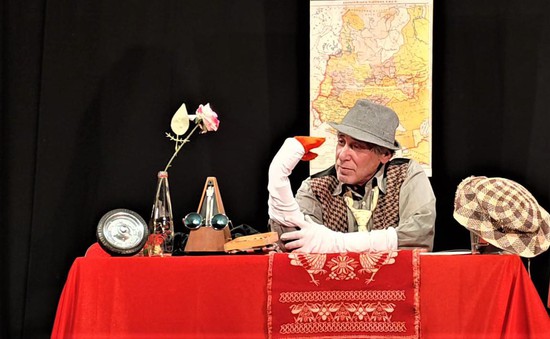 Режиссер и актер Григорий Гольдман в моноспектакле «Пессимистическая комедия».