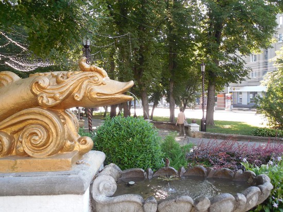 Каскад фонтанов на проспекте Октябрьской Революции